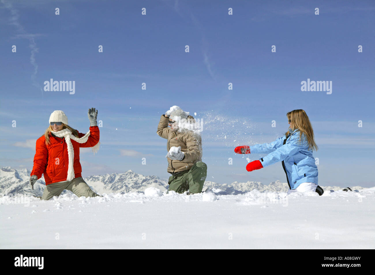 Junges Leute haben Spass bei einer Schneeballschlacht, young people having snowball fight fun Stock Photo