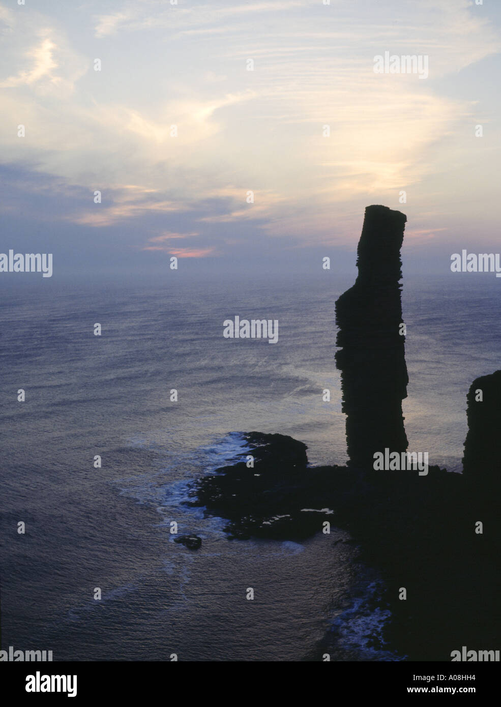 dh Old Man of Hoy HOY ORKNEY Seatack cliffs sunset Atlantic Ocean dusk sun set sea stack Stock Photo