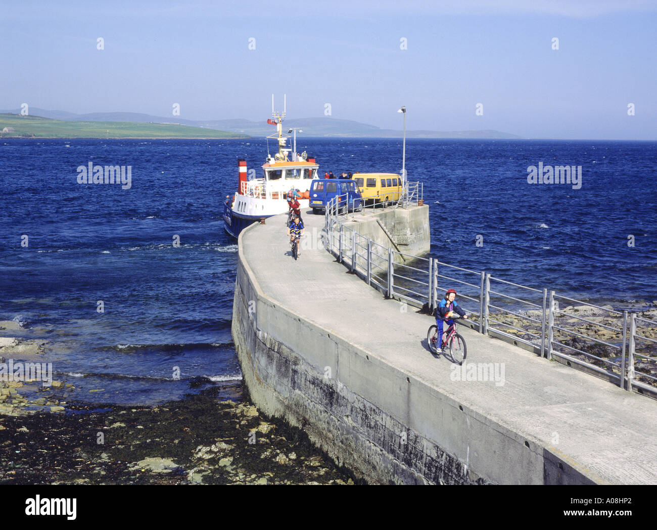 dh Mo Ness pier HOY ORKNEY Graemsay ferry cyclists riding scottish islands cycling scotland two people couple bike Stock Photo