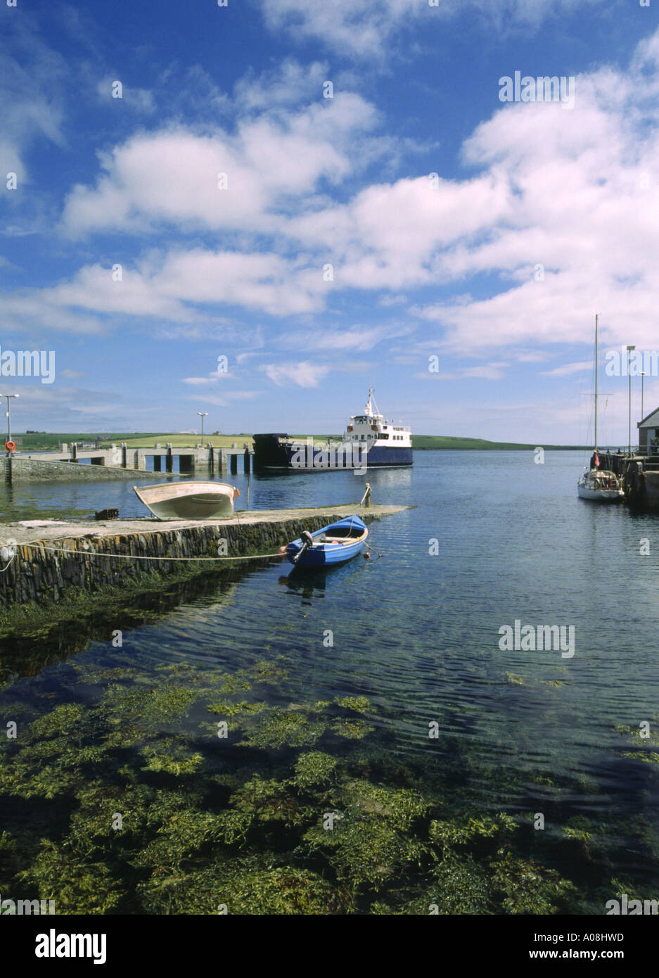 dh Ferry Harbour SHAPINSAY ISLAND ORKNEY ISLES Stone quay boat ferries quayside scotland highlands islands Stock Photo