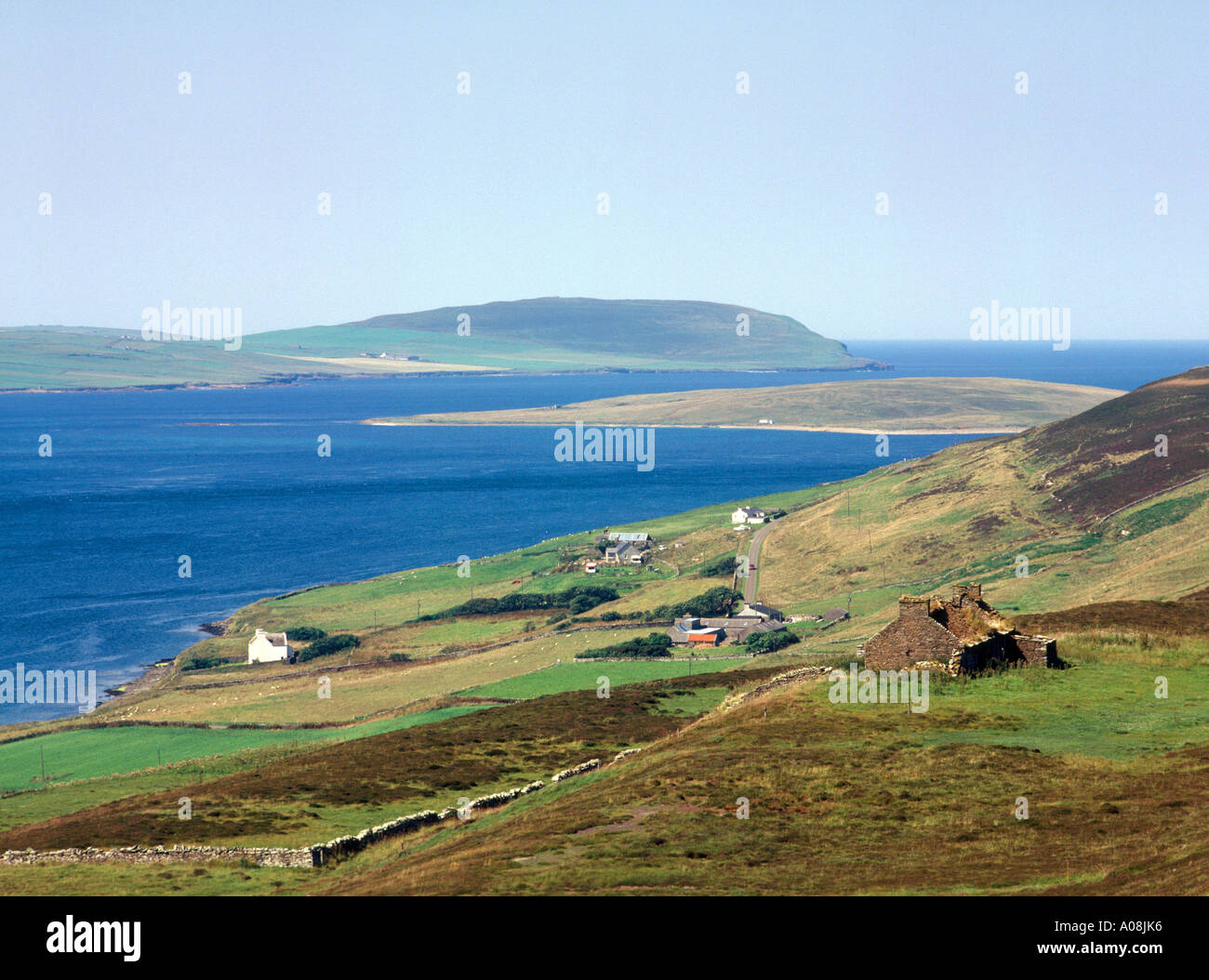 dh Eynhallow Sound ROUSAY ORKNEY Ruined cottage building rural scotland island Stock Photo