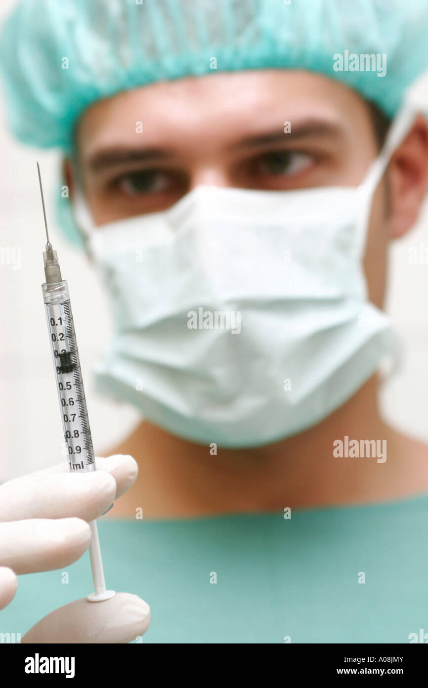 Arzt mit Spritze im Operationssaal, doctor with syringe at operating room  portrait Stock Photo - Alamy