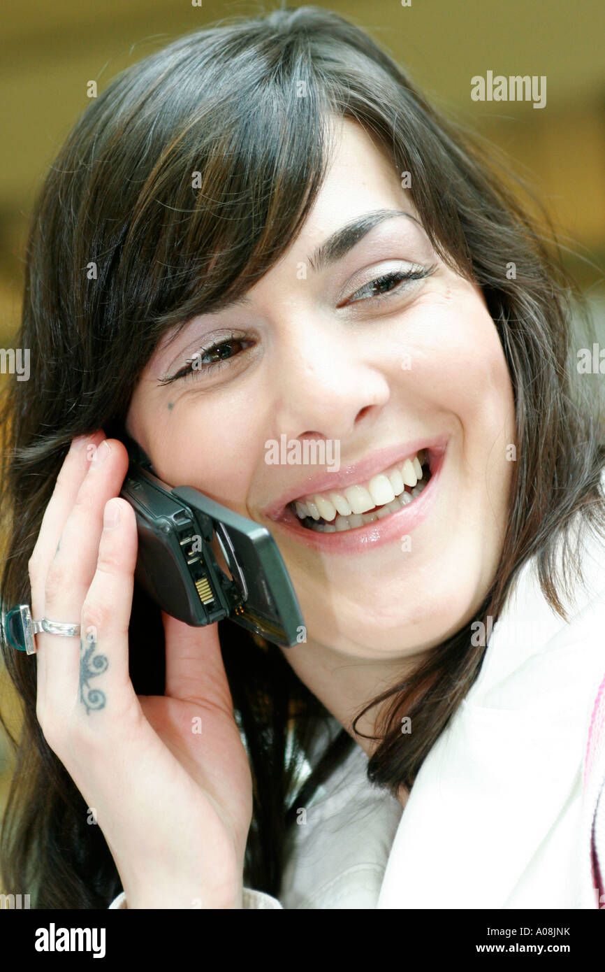 Junge Frau telefoniert mit einem Handy, young woman calling on mobile Stock Photo