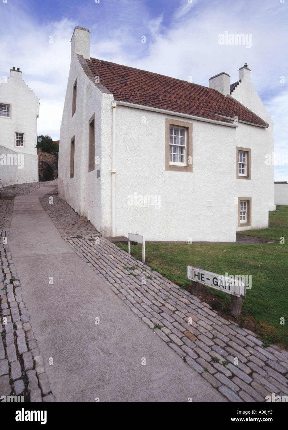 dh Whitewashed house DYSART VILLAGE FIFE SCOTLAND White wall houses and