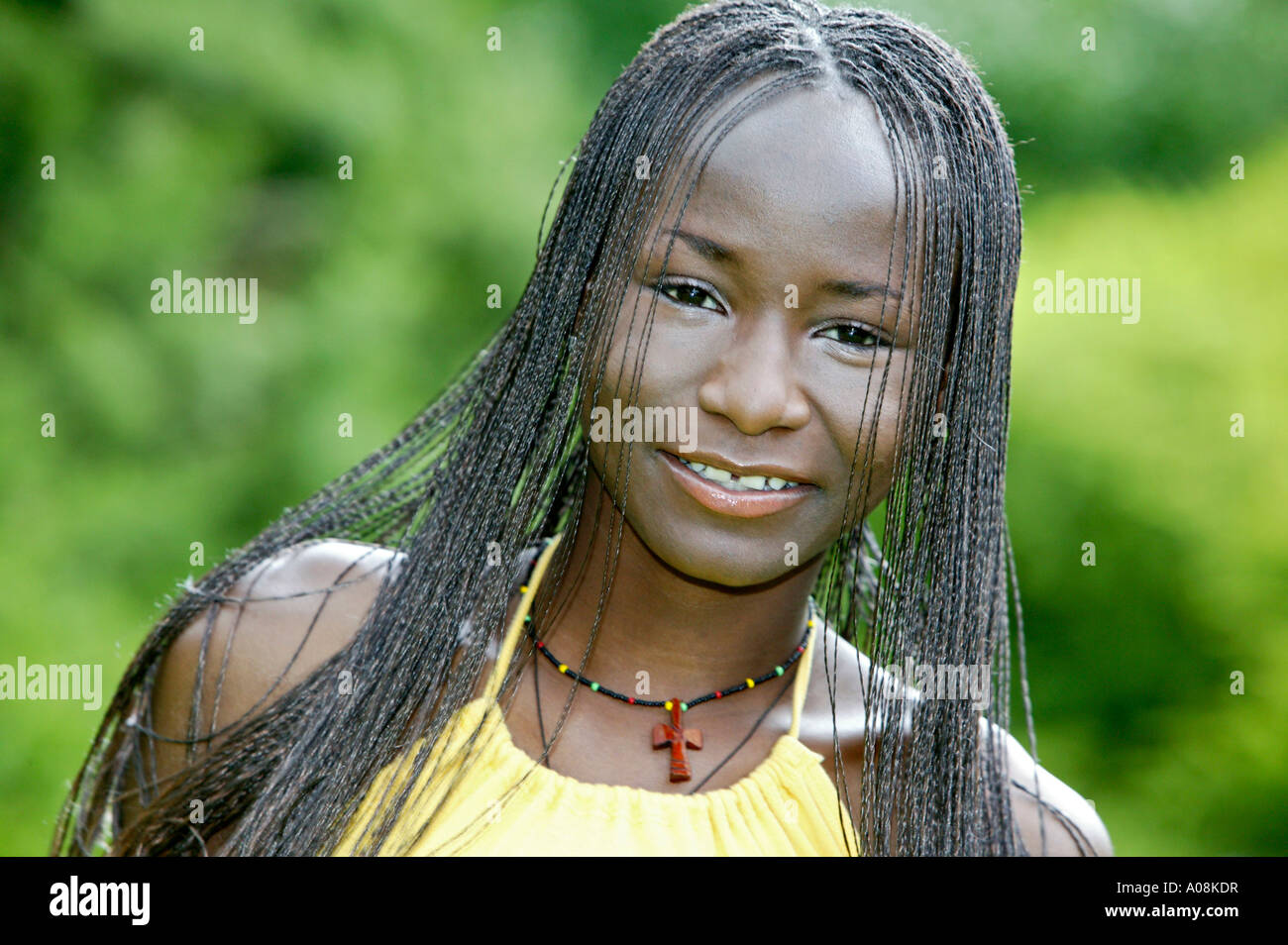 Farbiges Maedchen im Freien Studentin, young black woman Stock Photo