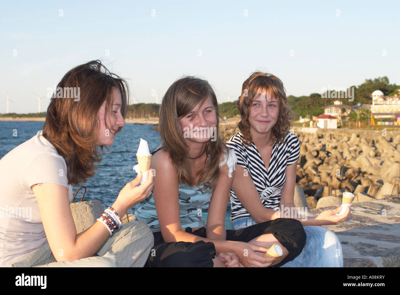 Three girls sea hi-res stock photography and images - Alamy