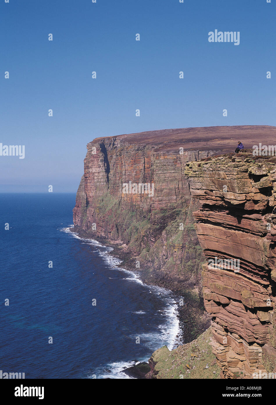 dh St Johns Head HOY ORKNEY Tourist sitting overlooking seacliffs West coast of Hoy Stock Photo