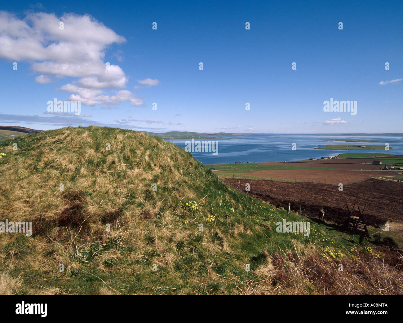 dh Cuween Hill Burial cairn BAY OF FIRTH ORKNEY SCOTLAND Mound On hill overlooking prehistoric grave historic bronze age mounds Stock Photo
