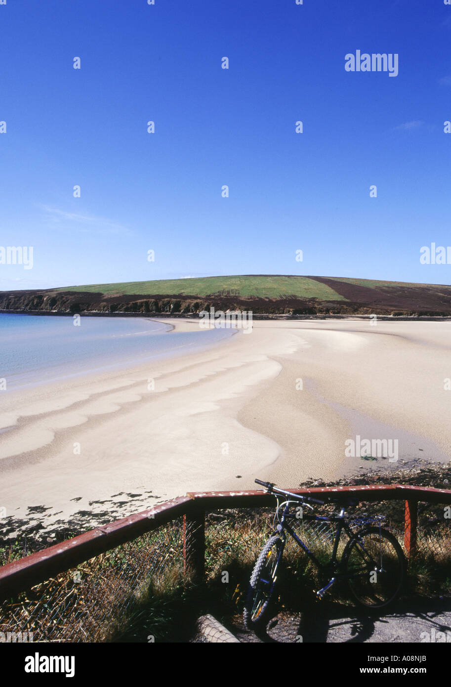 dh Beach bay ORPHIR WAULKMILL BAY ORKNEY SCOTLAND Parked bicycle bird watcher sandy Stock Photo