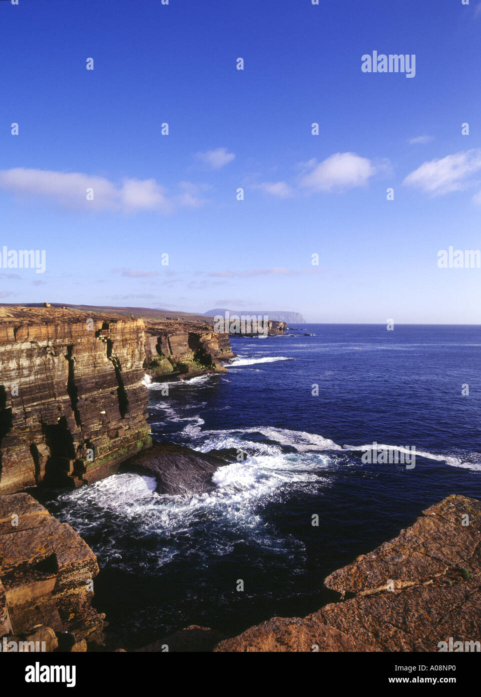 dh Brough of Bigging YESNABY ORKNEY Cliffs and sea waves Stock Photo