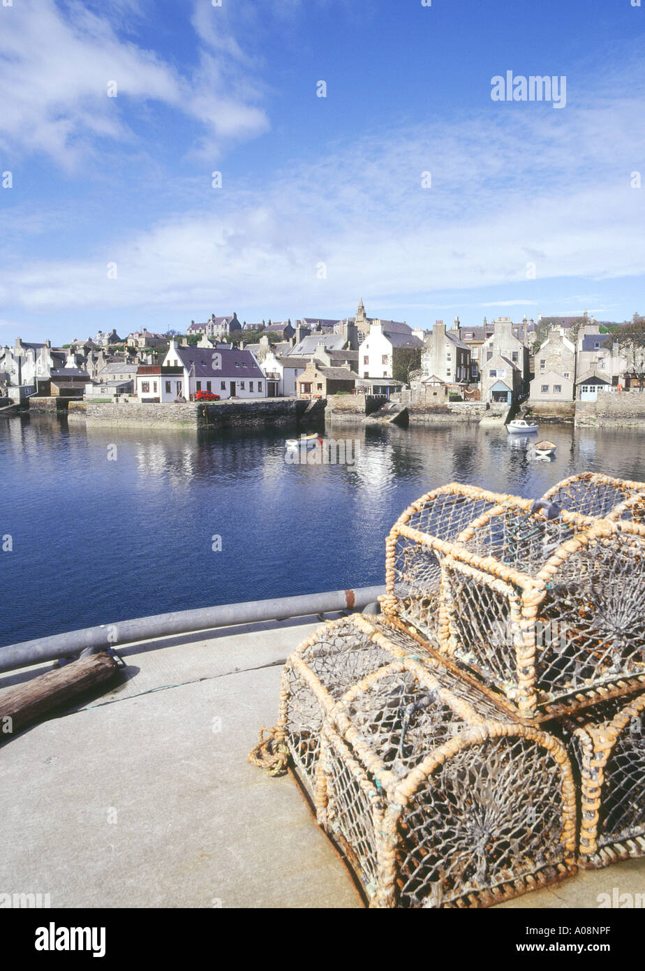 dh Stromness Harbour STROMNESS ORKNEY Lobster creels waterfront quayside harbour houses town pots cages fishing harbor scotland coastal summer Stock Photo