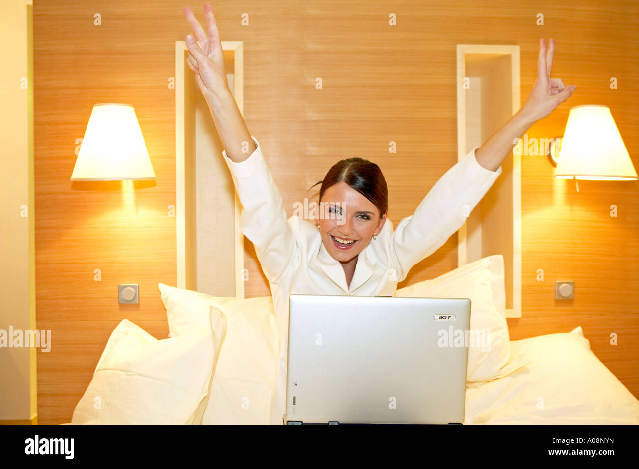 Managerin arbeitet mit dem Laptop im Hotelzimmer, happy female manager with laptop in a hotel room Stock Photo