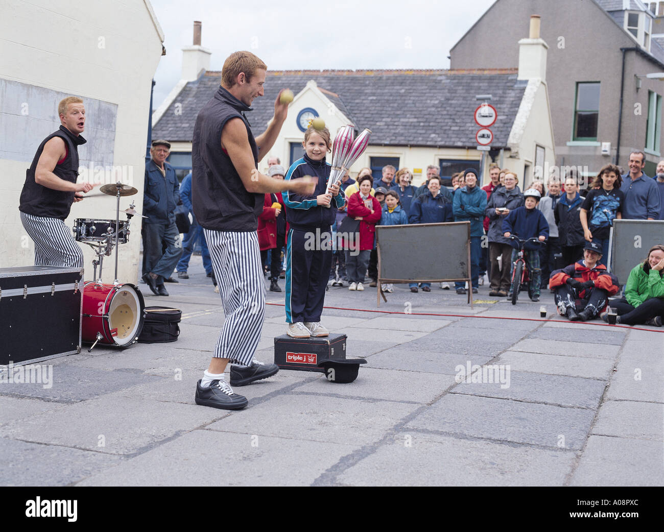 dh Folk Festival STROMNESS ORKNEY Juggler Chipolatas5 traditional entertainers street theatre performance Stock Photo