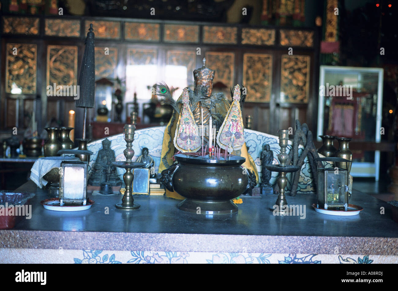 Chinese temple altar hi-res stock photography and images - Alamy