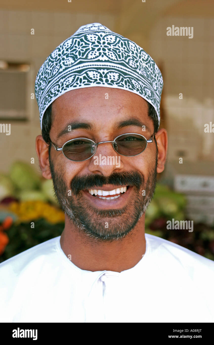 Sultanat Oman, Mann mit Kumma typischer bestickter Kappe, men with  traditional dress and typical hat portrait Stock Photo - Alamy