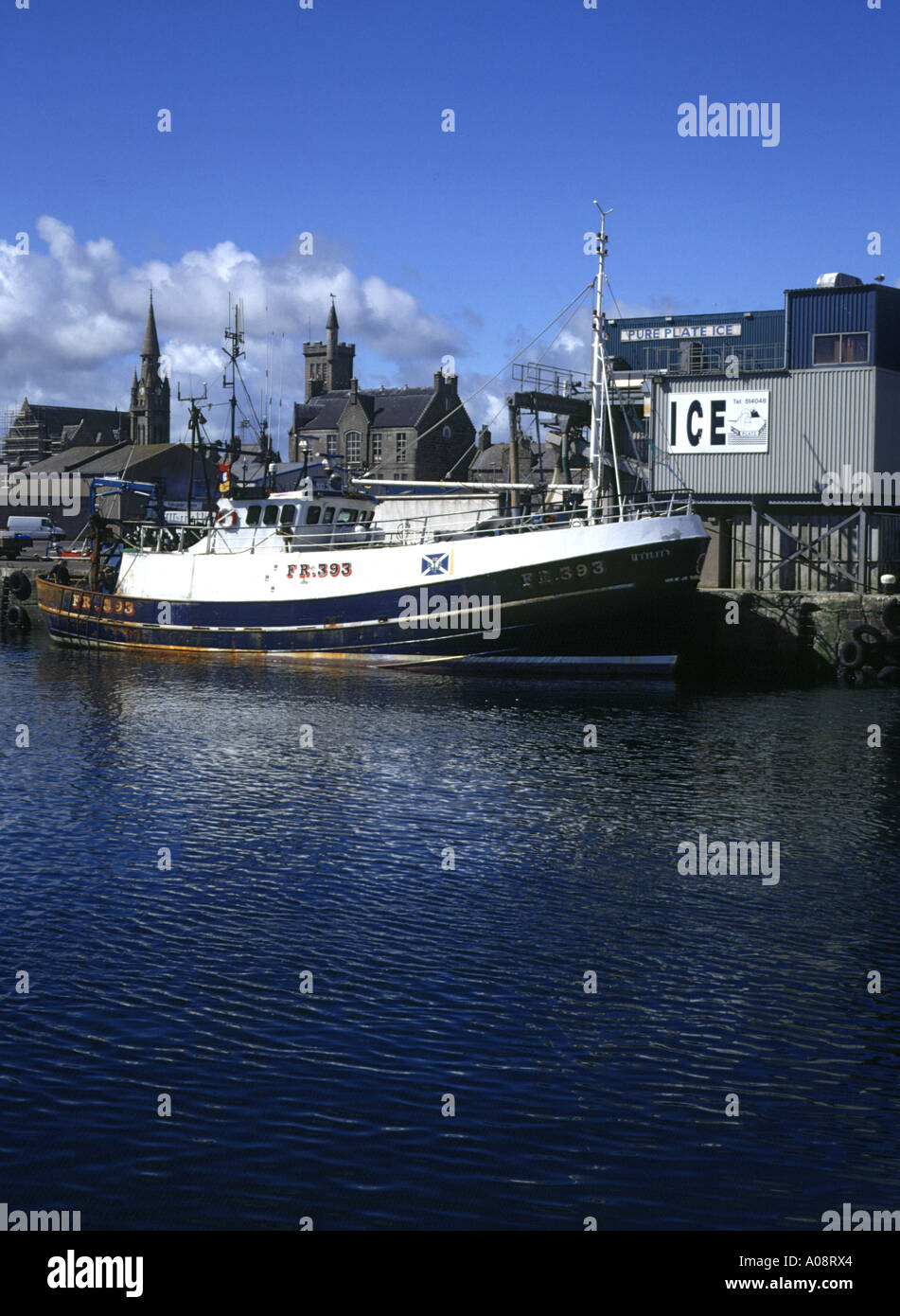 dh Harbour FRASERBURGH ABERDEENSHIRE Fishing boat alongside Ice loader quay Stock Photo