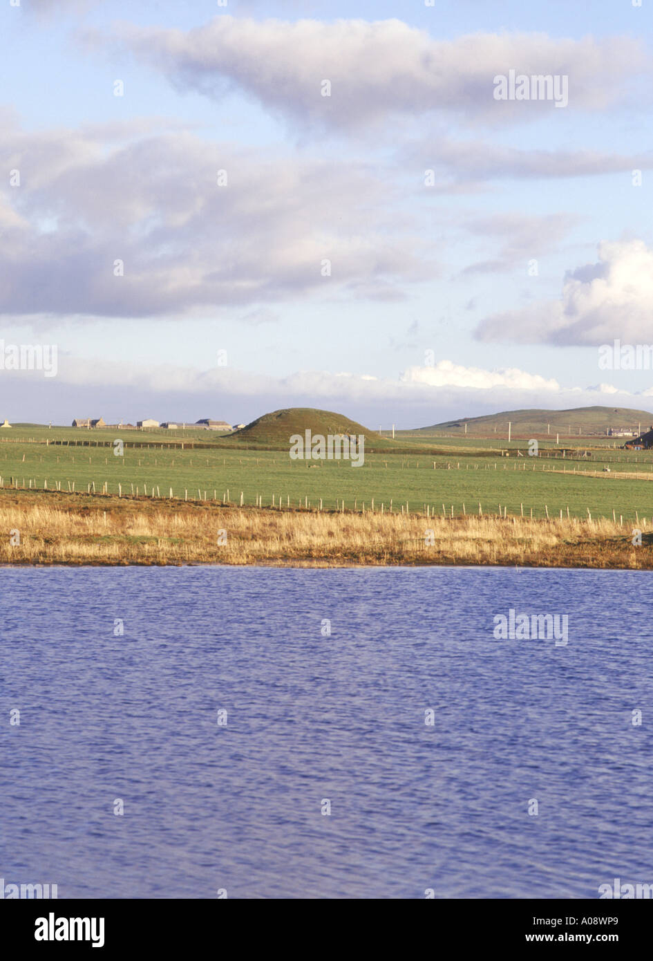 dh  MAESHOWE ORKNEY Neolithic chamber burial mound and Loch of Harray Stock Photo