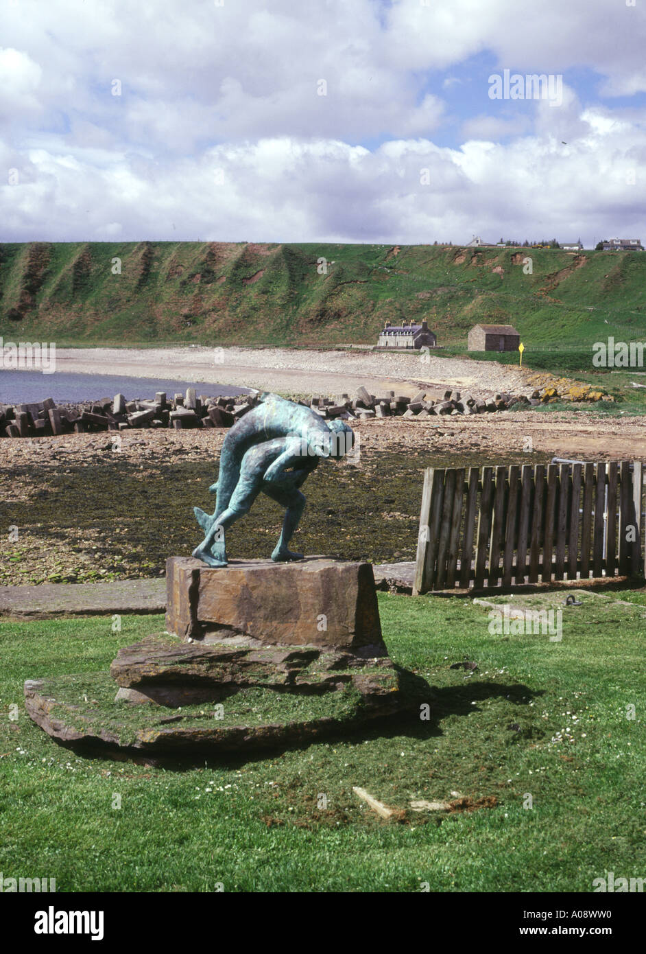 dh DUNBEATH CAITHNESS Kenn and the salmon sculpture harbour bay statue