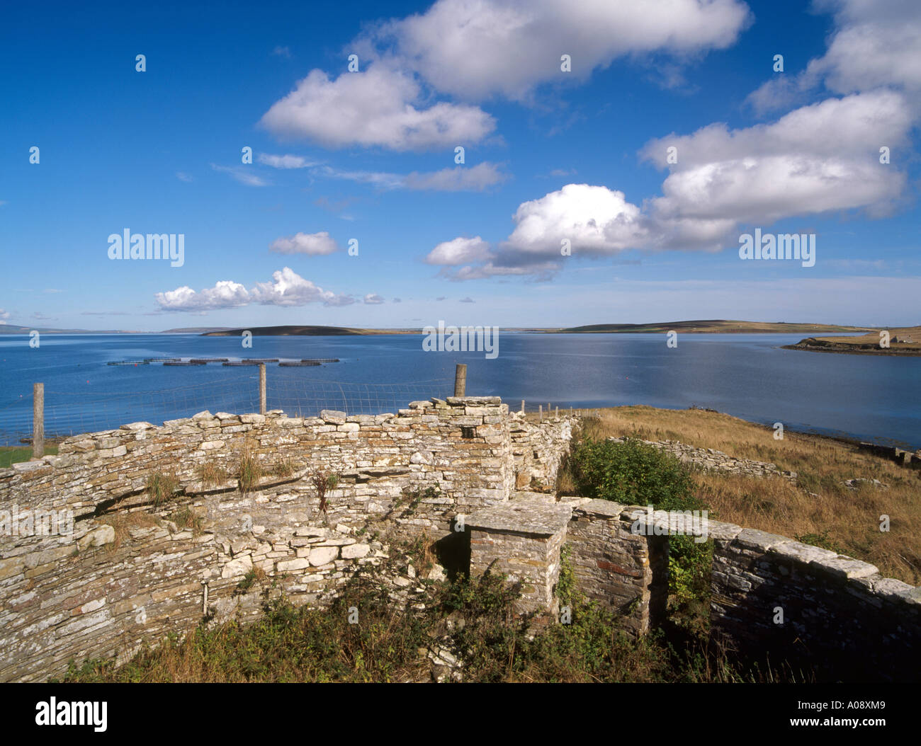 dh Hoxa SOUTH RONALDSAY ORKNEY The Howe Broch overlooking Scapa Flow prehistory archaeology Stock Photo