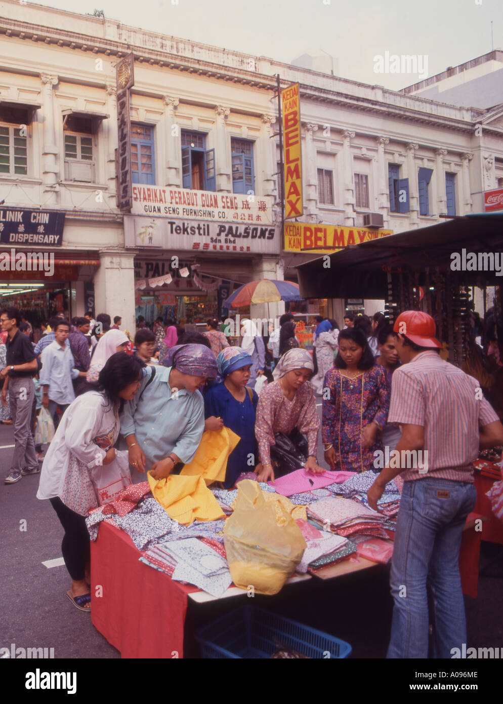 Malaysia Kuala Lumpur street market Stock Photo - Alamy