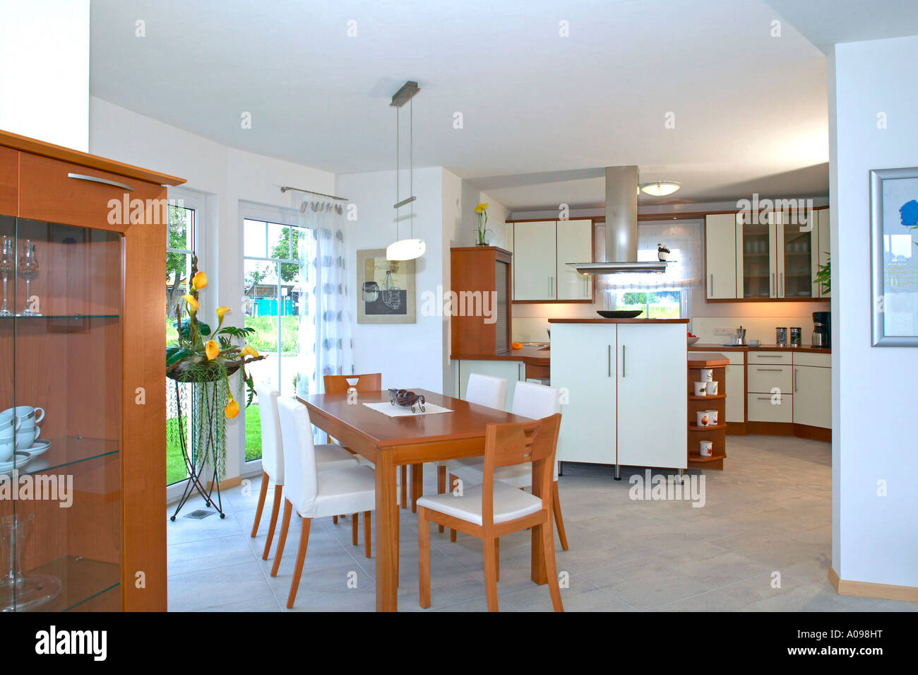 Einfamilienhaus Esszimmer Mit Kueche Single Family Home Inside Stock Photo Alamy