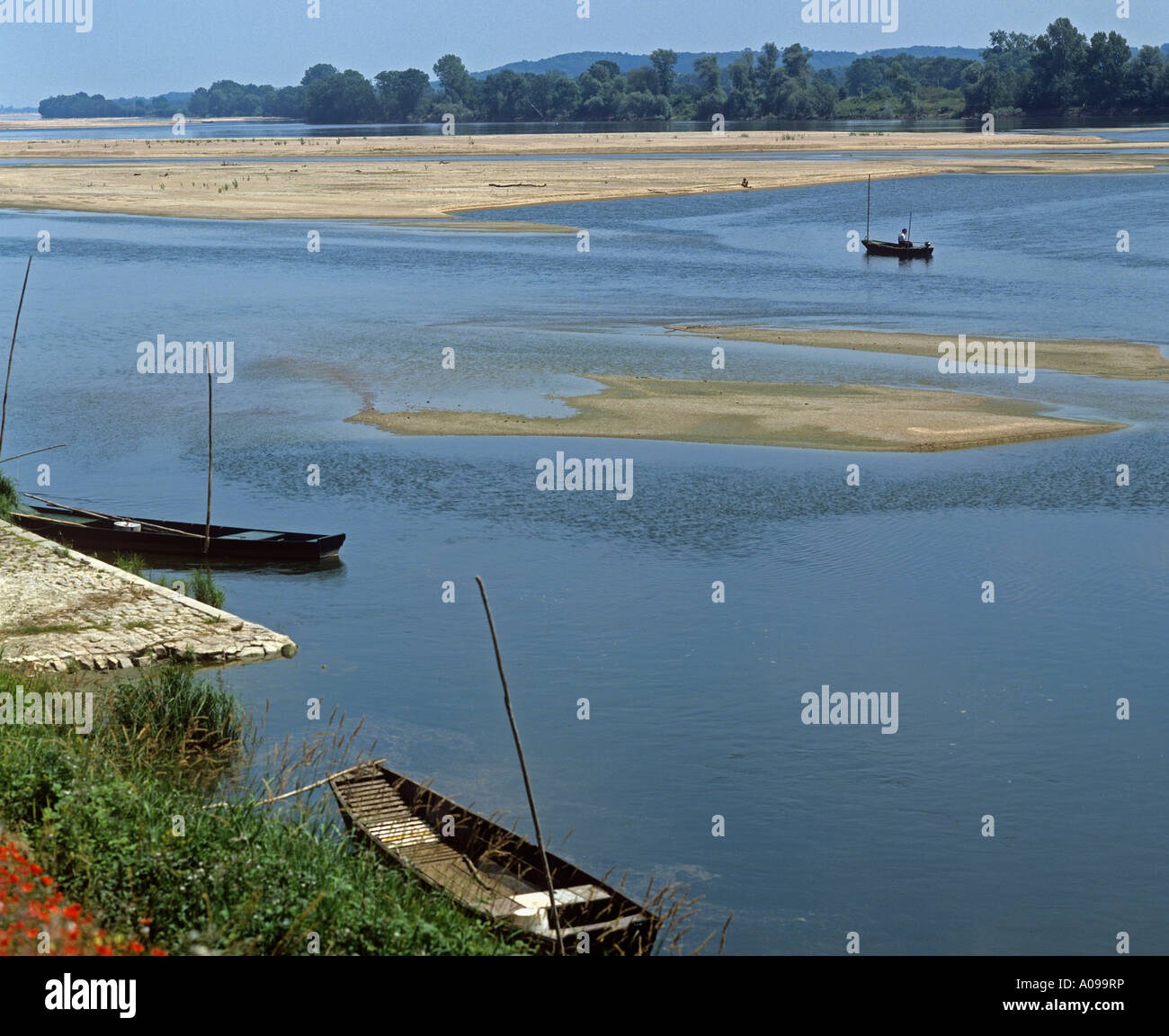 Early summer fishing on the River Loire west of Saumur Sandbanks exposed and wild poppies in bloom by the shore Stock Photo