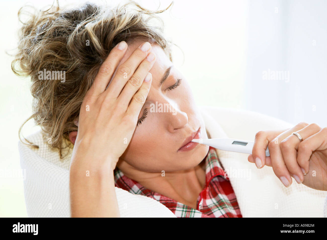 Frau mit Fieberthermometer Erkaeltung, woman with clinical thermometer cold Stock Photo