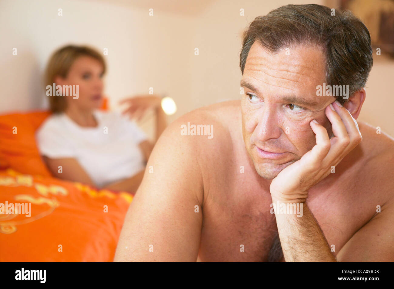 Paar streitet sich im Bett Ehekrise, couple arguing in bed marriage crisis Stock Photo