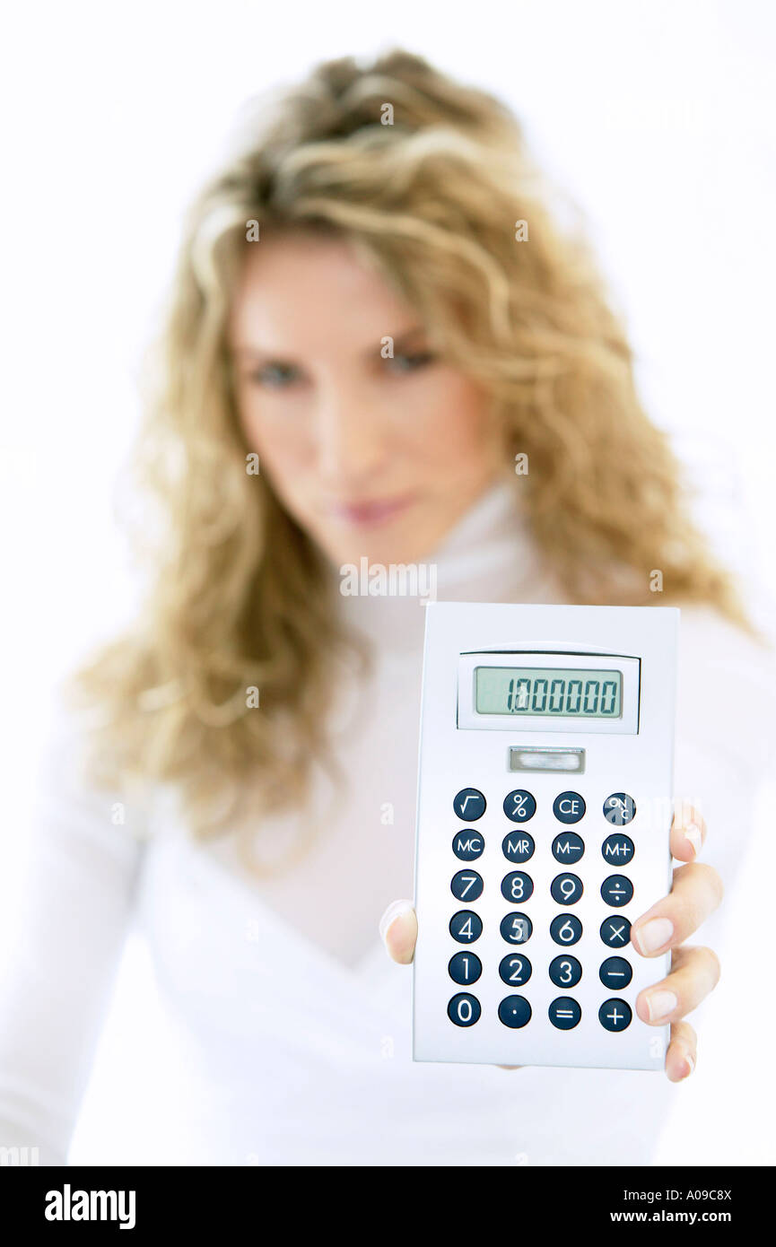 Frau zeigt einen Taschenrechner, woman showing pocket calcualator Stock Photo