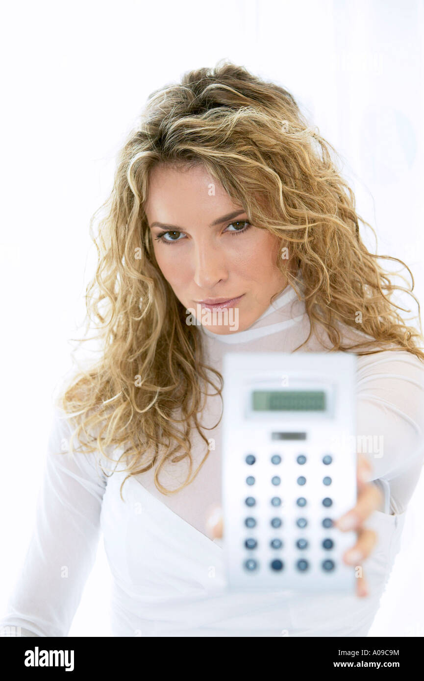 Frau zeigt einen Taschenrechner, woman showing pocket calcualator Stock Photo