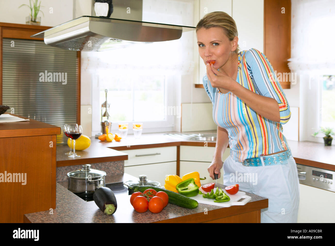Frau arbeitet in der Kueche, woman working in the kitchen Stock Photo