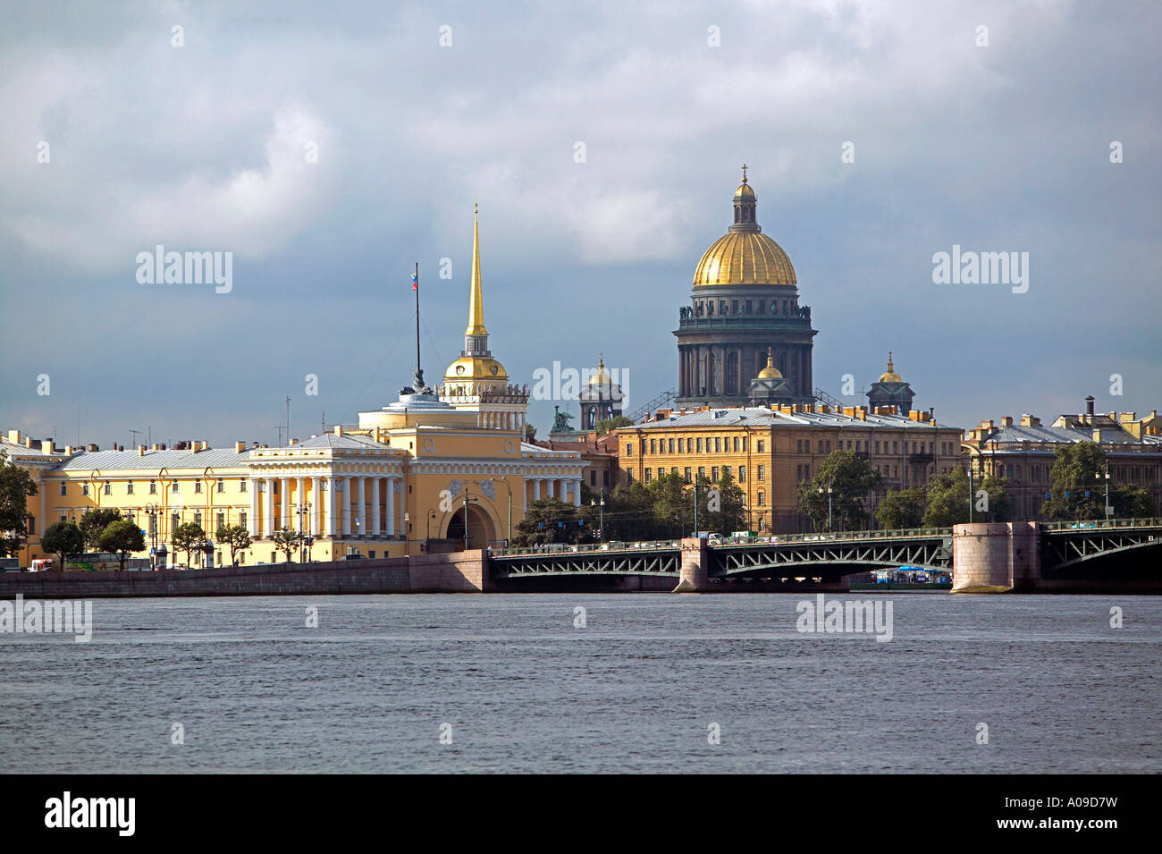 Sankt Petersburg Admiralitaet Und Isaaks Kathedrale Stock Photo Alamy sankt-petersburg-admiralitaet-und-isaaks-kathedrale-stock-photo-alamy