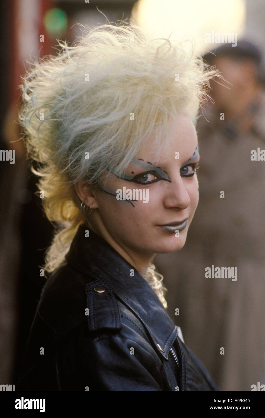 Punk young woman 1970s UK. Girl with blonde hair and eye makeup Kings Road Chelsea, London England 1979 HOMER SYKES Stock Photo