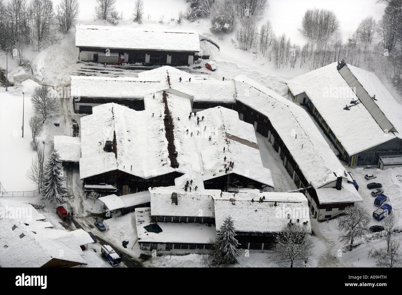 snowcovered farmhouse, snow chaos, men shoveling snow from roofs, Germany, Bavaria, Landkreis Freyung Grafenau Stock Photo