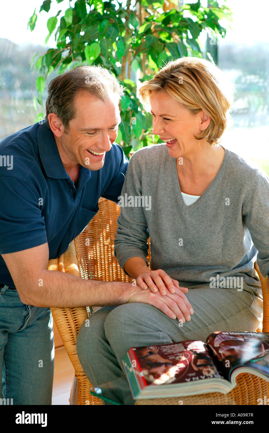 Paar blaettert in einem Versandkatalog, couple at home catalogue shopping Stock Photo