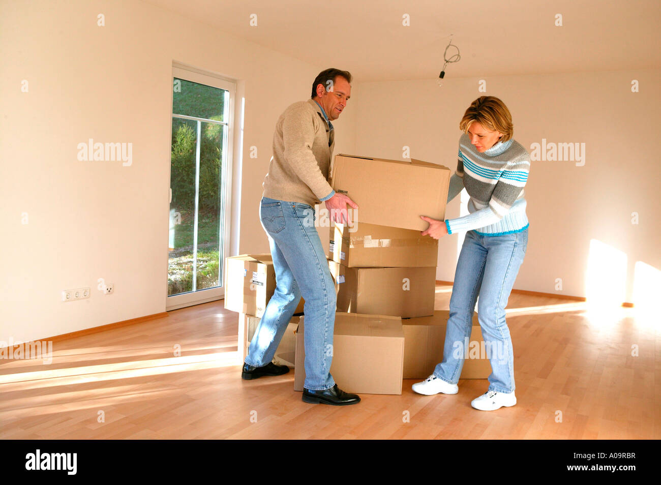 Glueckliches Paar Beim Einzug Ins Neue Haus Happy Couple Moving To Stock Photo Alamy