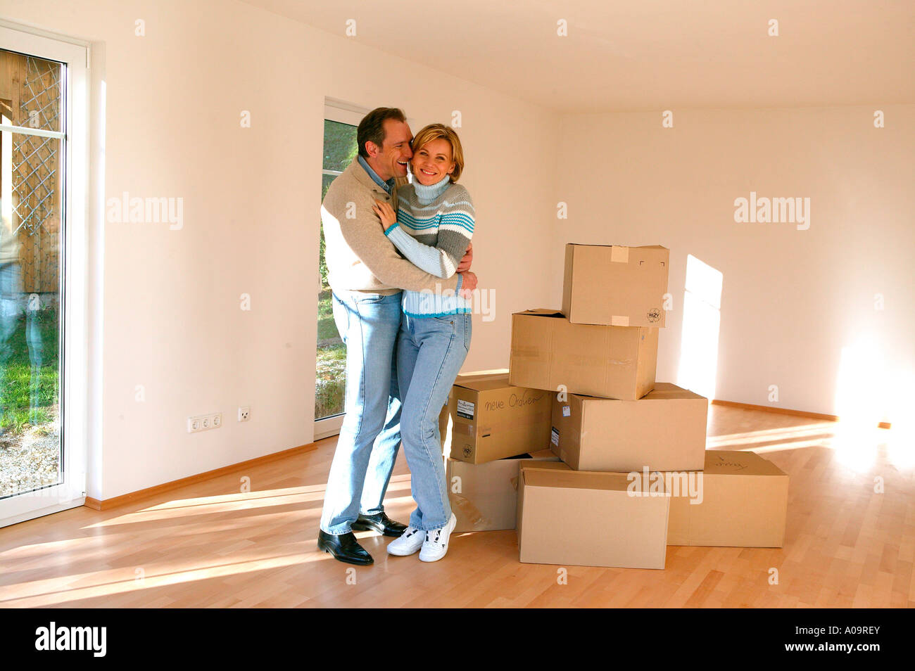 Glueckliches Paar im neuen Eigenheim  Umzug, happy couple moving to new home Stock Photo