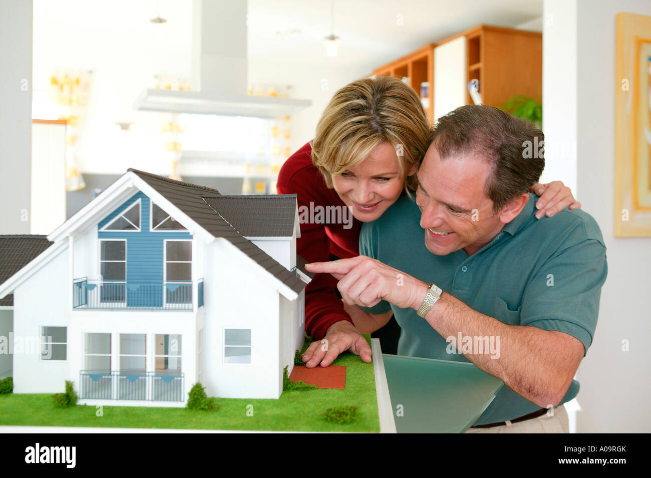 Paar mit einem Modellhaus, couple with house model Stock Photo