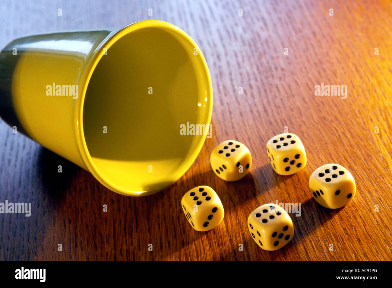 Wuerfelspiel Becher Wuerfel, Gamble Dice Lucky Stock Photo