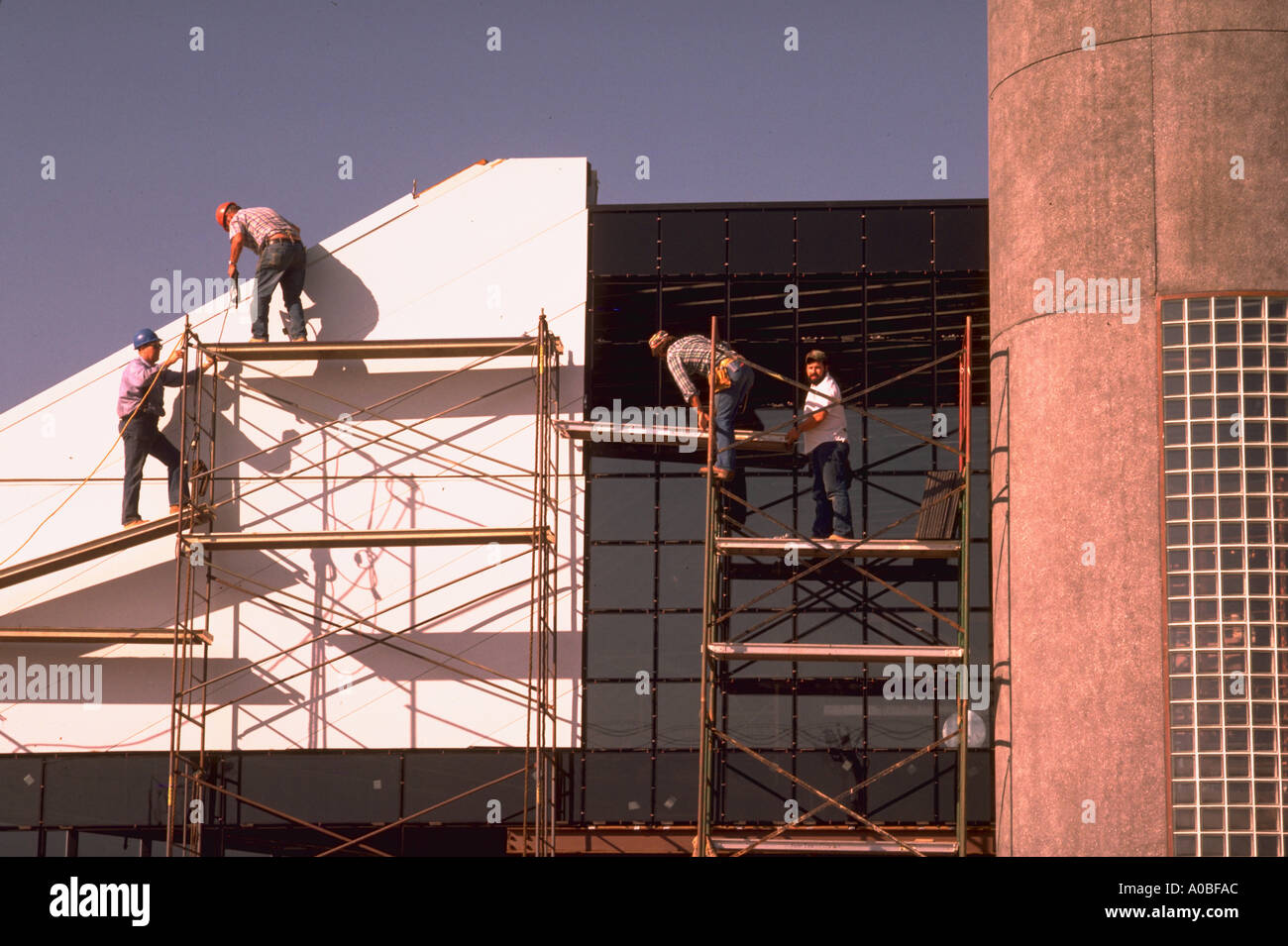 Construction workers install panels on office building in Virginia HL 1864 Stock Photo