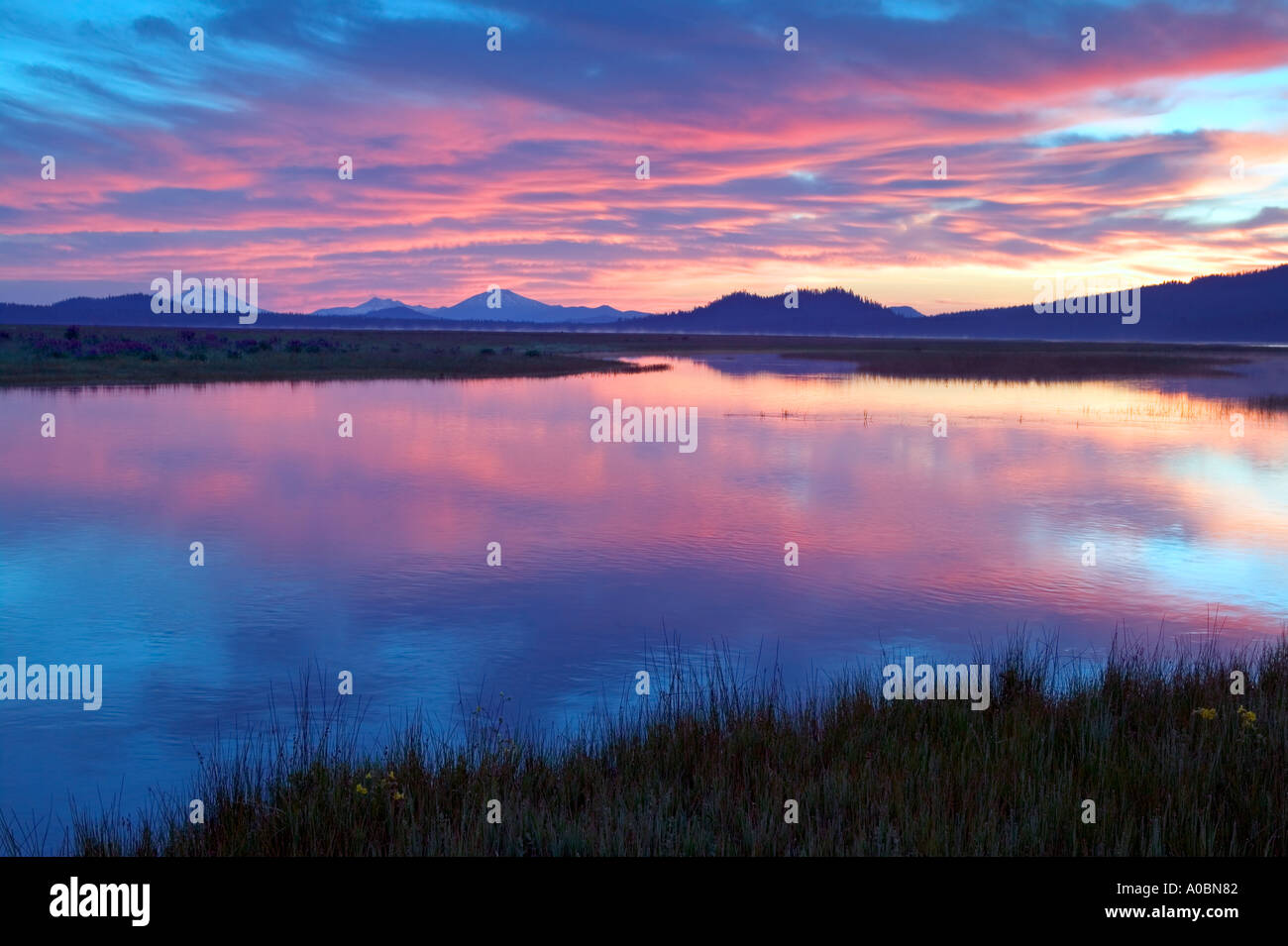Sunrise on davis lake oregon hires stock photography and images Alamy