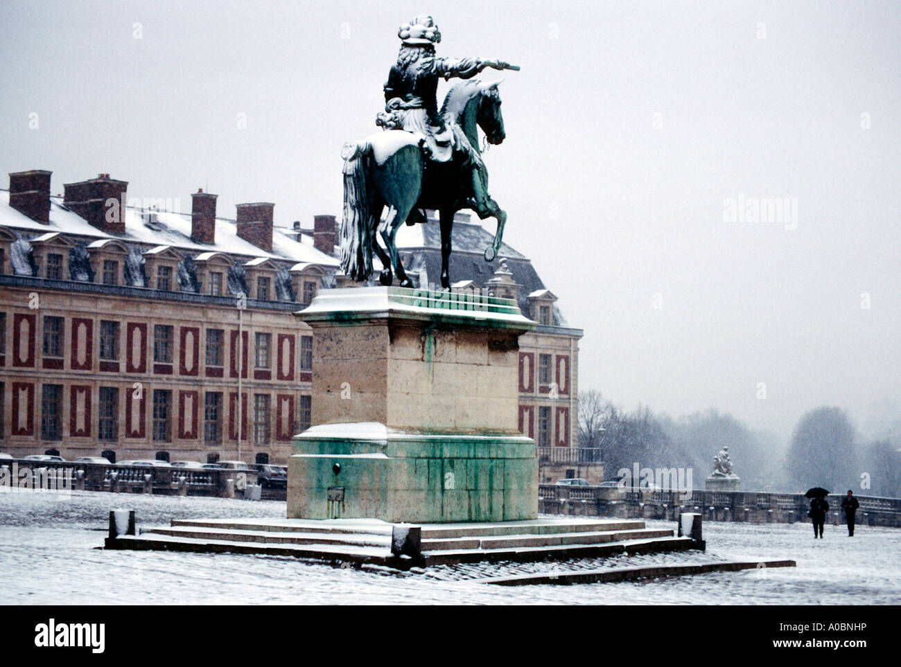 Schloss Versailles Standbild Ludwig XIV Schnee Frankreich Stock Photo
