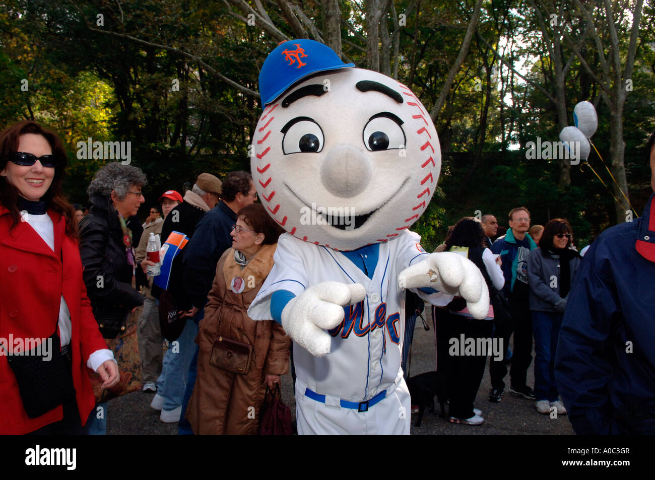 434 New York Mets Mascot Mrs Met Stock Photos, High-Res Pictures, and  Images - Getty Images