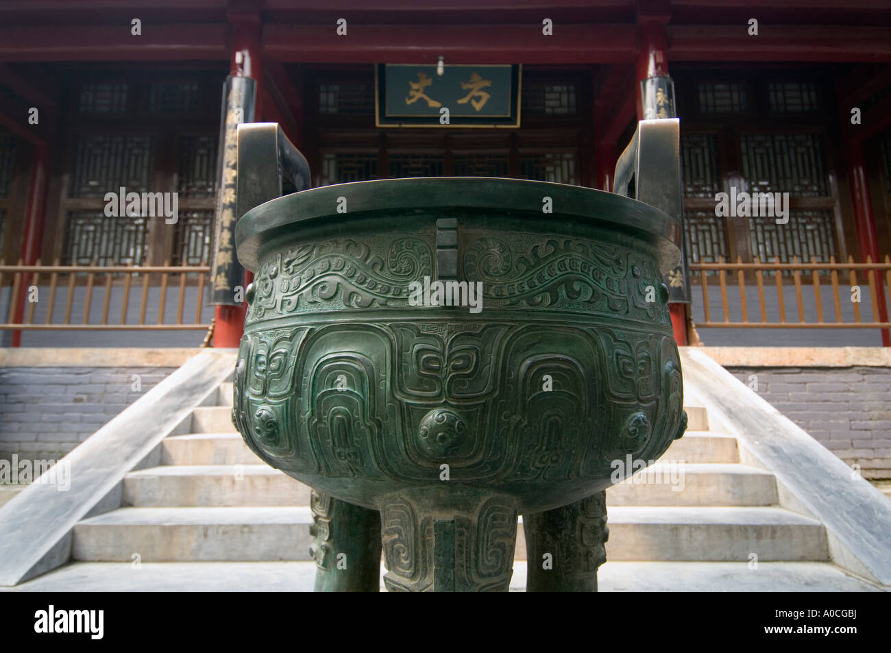 Tripod cauldron hi-res stock photography and images - Alamy