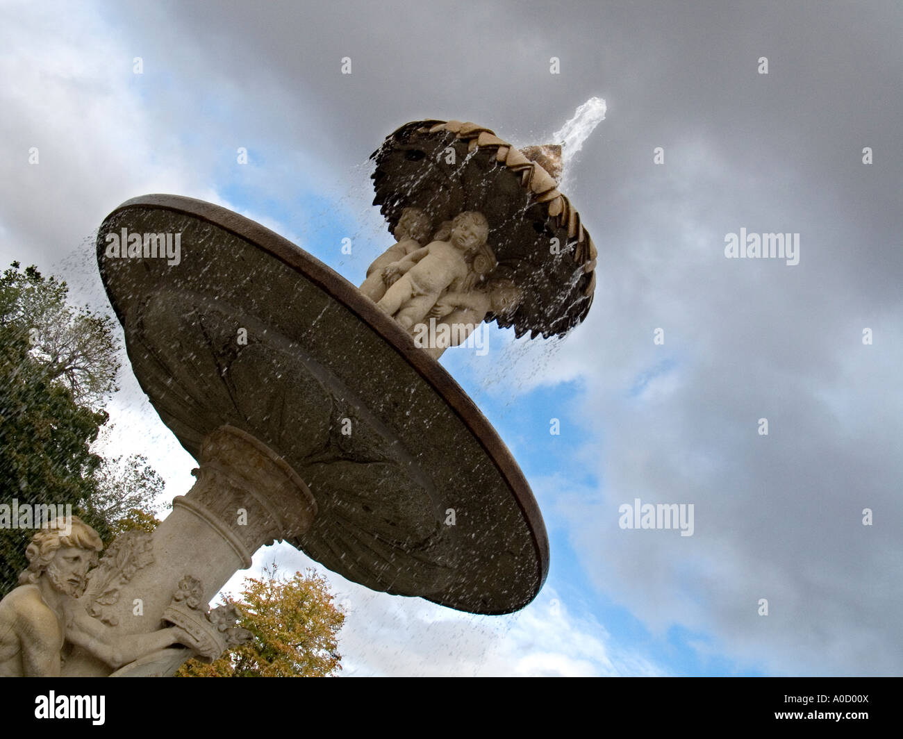 water-fountain-retiro-park-hi-res-stock-photography-and-images-alamy