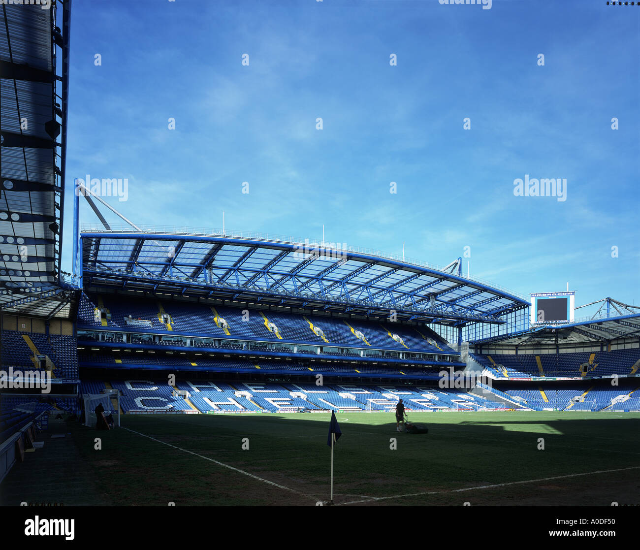 West Stand Chelsea Football Club London Roof Structure A Leaning Two Dimensional Truss Stock Photo Alamy