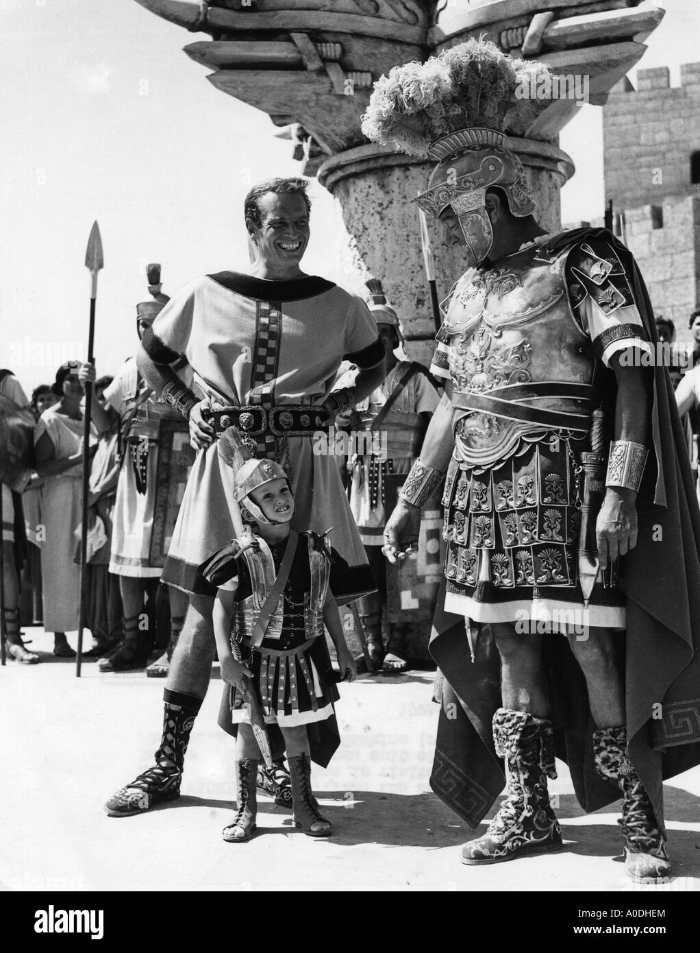 BEN-HUR 1959 MGM film. While shooting in Rome Charlton Heston and 4 year old son Fraser chat with Jack Hawkins Stock Photo