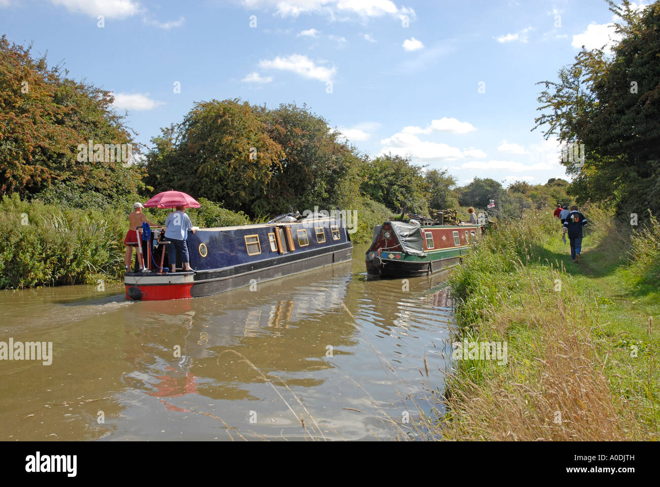 Traditional narrow boats hi-res stock photography and images - Alamy