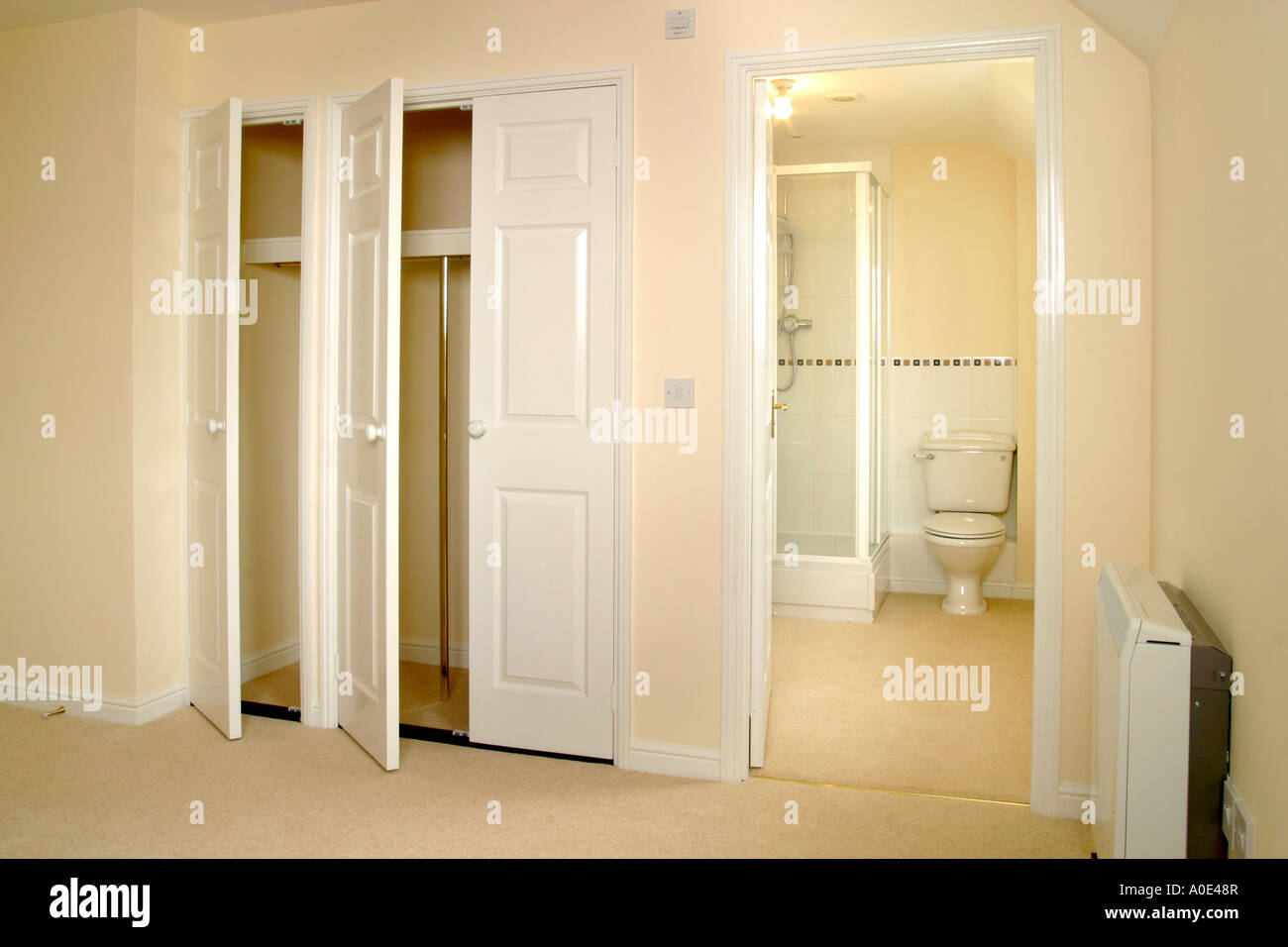 UK showhome interior, unfurnished bedroom and ensuite bathroom. Stock Photo