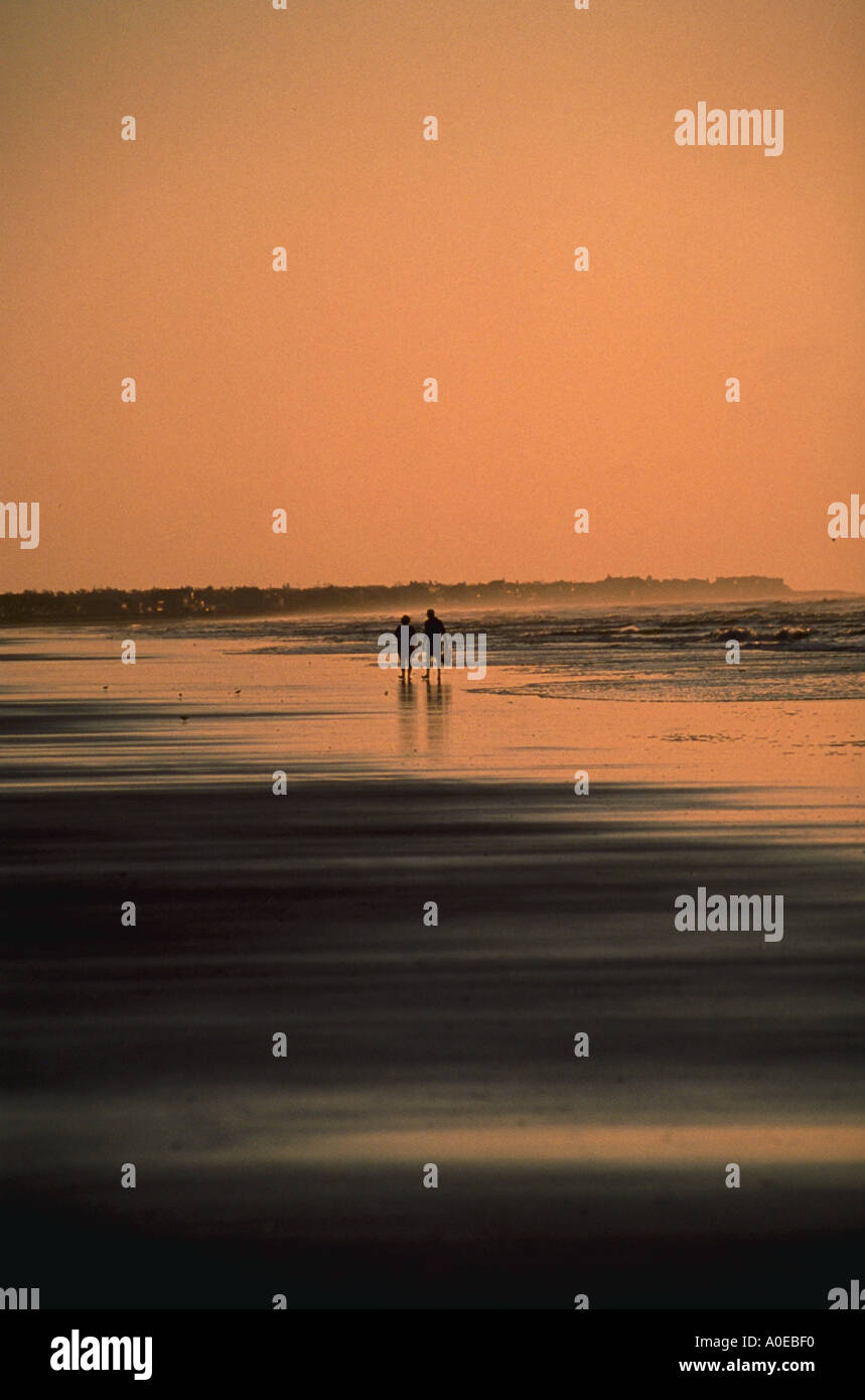 Couple walking on the beach silhouette Stock Photo - Alamy